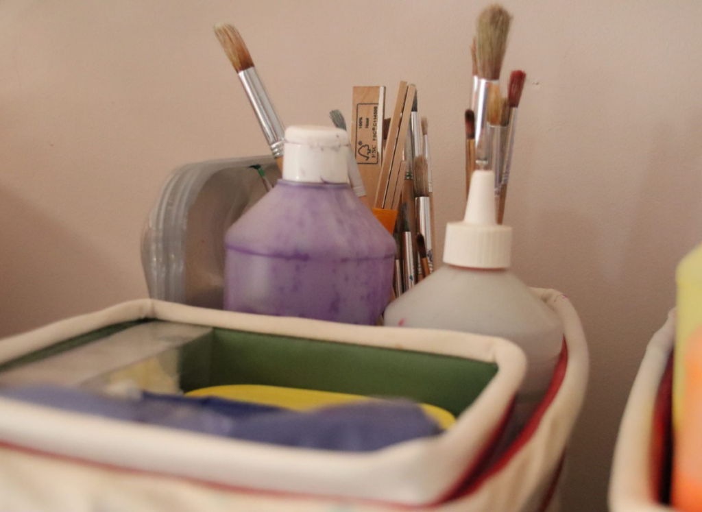Verf, kwasten en knutselmateriaal klaar voor creatieve activiteiten