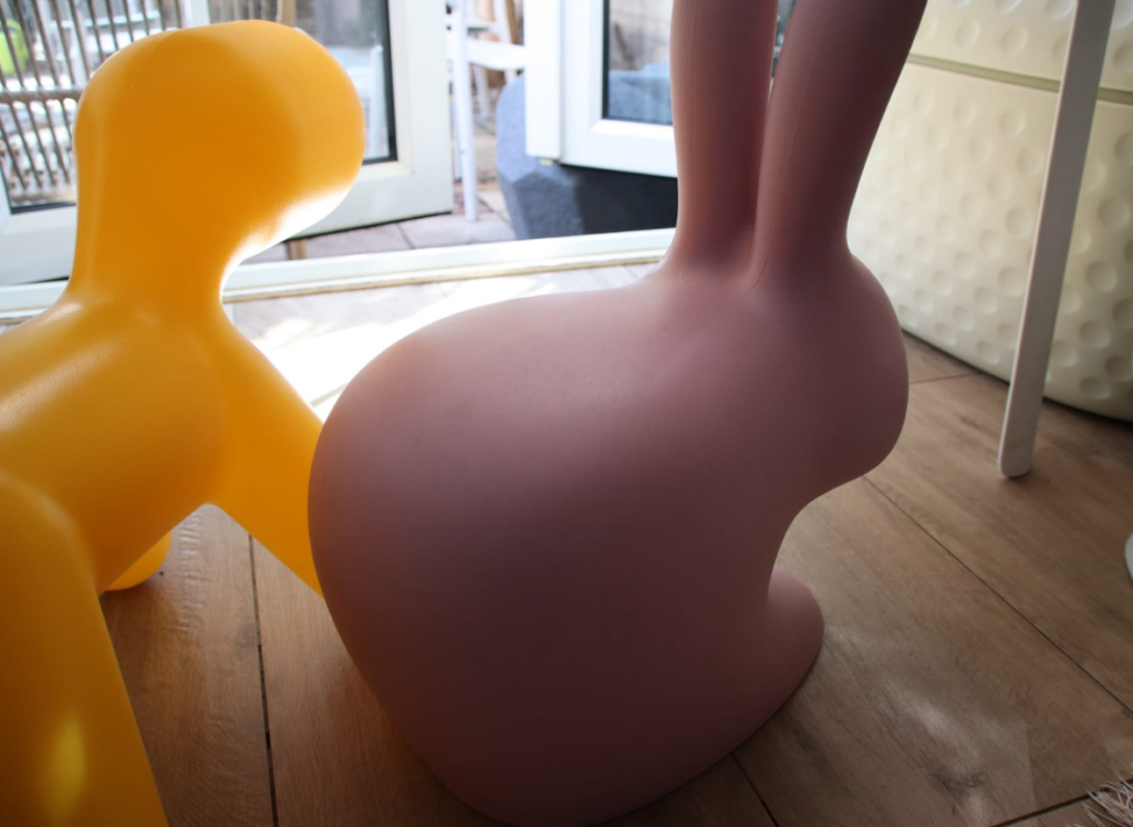 Kleurrijke kinderstoeltjes in de vorm van een konijn en een hondje