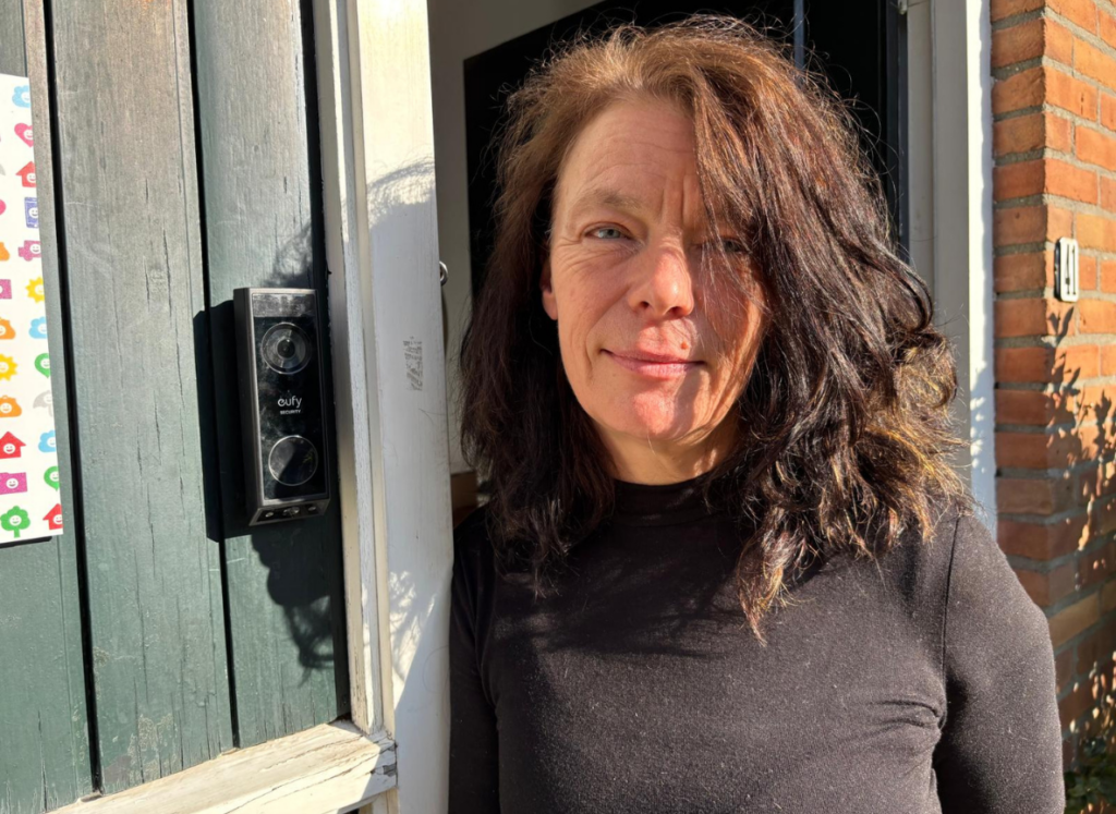 Gastouder Ingeborg bij de voordeur van De Tuin van Ingeborg in Leidschendam